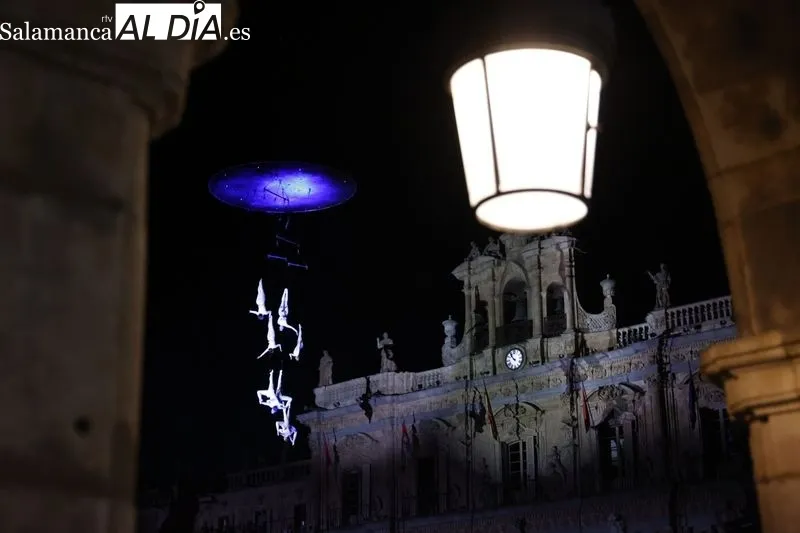 ‘SYLPHES’, un espectáculo aéreo que combina la danza, la acrobacia y la música, en la Plaza Mayor de Salamanca. Fotos: David Sañudo
