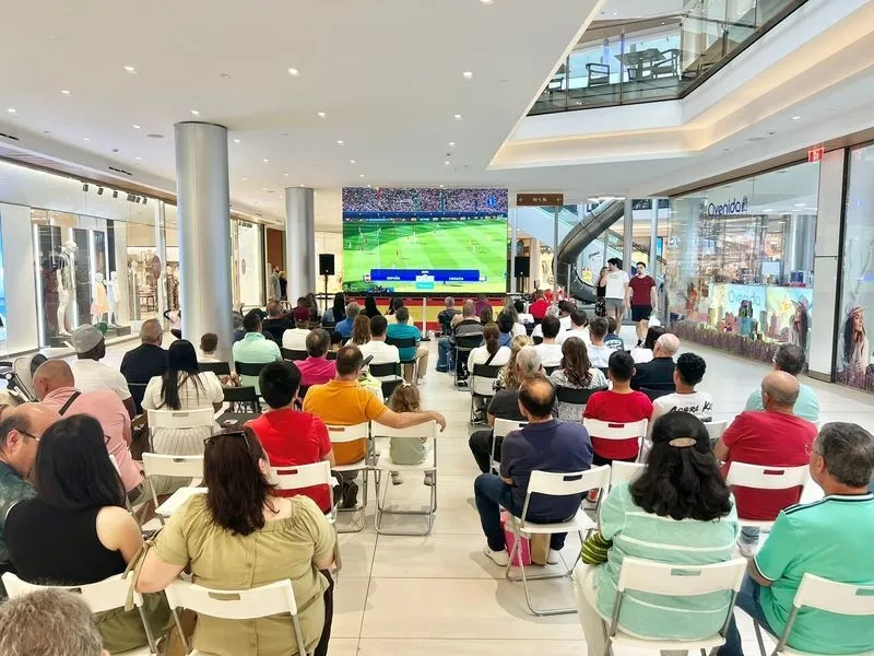 Ambiente en el CC El Tormes por la Eurocopa