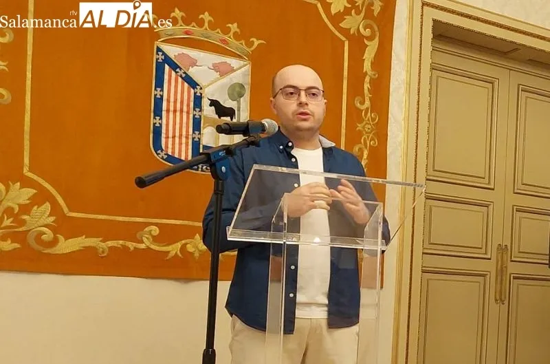 Presentación en el Ayuntamiento de la nueva Feria Municipal de las Asociaciones con Sergio Molero, responsable de la Asociación Juvenil Prodesi. Foto de Berta Joven