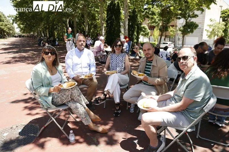 Comida de hermanamiento en le Parque de Ciudad Rodrigo por la Feria de las Asociaciones. Fotos: David Sañudo.
