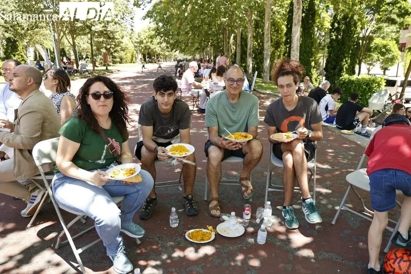 Comida de hermanamiento en le Parque de Ciudad Rodrigo por la Feria de las Asociaciones. Fotos: David Sañudo.