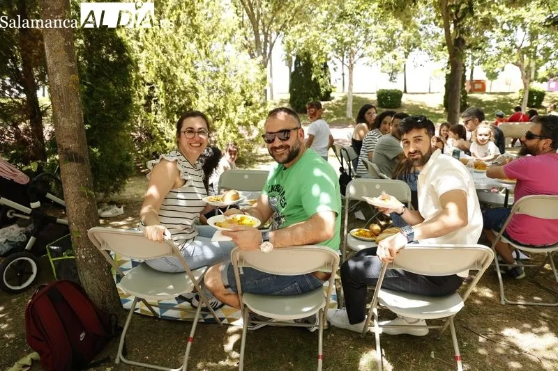 Comida de hermanamiento en le Parque de Ciudad Rodrigo por la Feria de las Asociaciones. Fotos: David Sañudo.