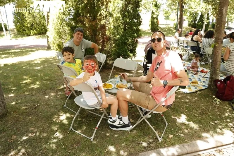 Comida de hermanamiento en le Parque de Ciudad Rodrigo por la Feria de las Asociaciones. Fotos: David Sañudo.