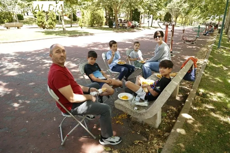 Comida de hermanamiento en le Parque de Ciudad Rodrigo por la Feria de las Asociaciones. Fotos: David Sañudo.