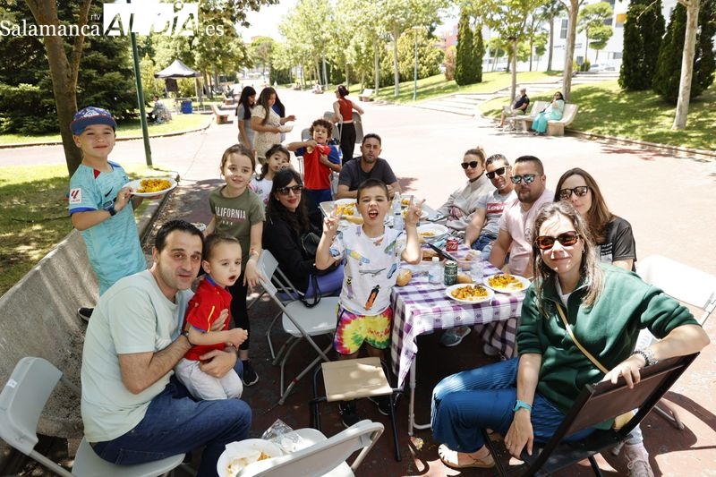 Animada comida vecinal en el parque de Ciudad Rodrigo por la Feria de las Asociaciones