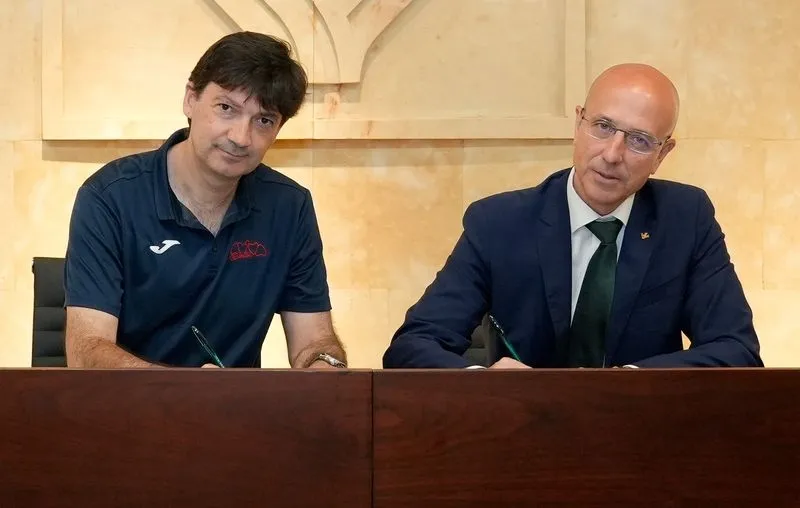 El vicepresidente de Aviva, Eugenio Sánchez, y el director del Área de Negocio y Marketing de Caja Rural, Vicente Jaén, en la firma de este convenio