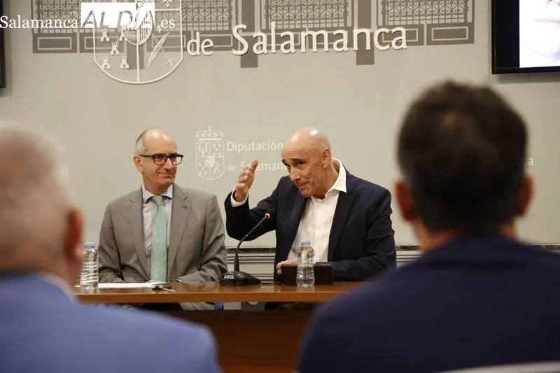 El presidente de la Diputación de Salamanca, Javier Iglesias, y el pintor, Florencio Maíllo, presentan la exposición 'Federico García Lorca. Salamanca'. Foto: David Sañudo