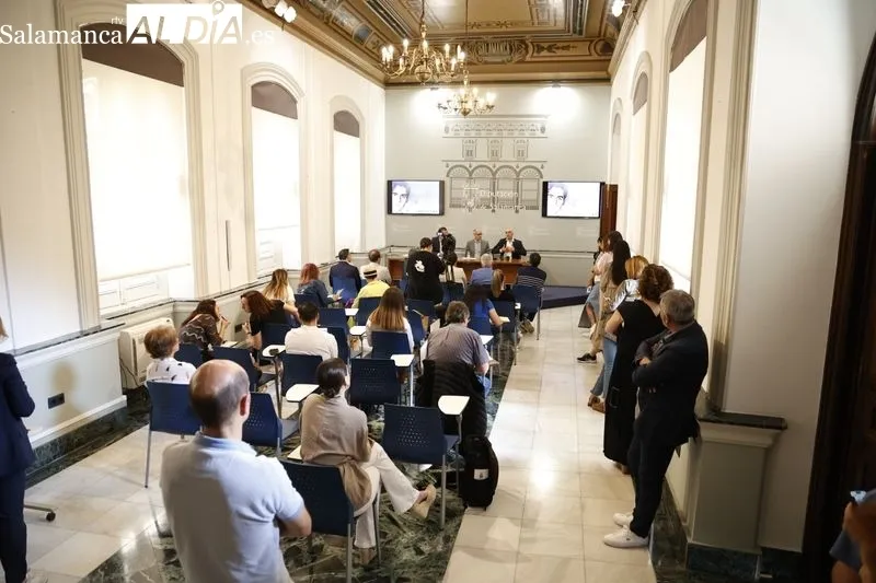 El presidente de la Diputación de Salamanca, Javier Iglesias, y el pintor, Florencio Maíllo, presentan la exposición 'Federico García Lorca. Salamanca'. Foto: David Sañudo