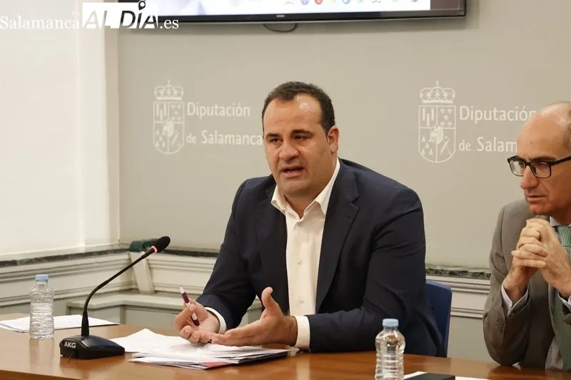 El presidente de la Diputación de Salamanca, Javier Iglesias, y el pintor, Florencio Maíllo, presentan la exposición 'Federico García Lorca. Salamanca'. Foto: David Sañudo