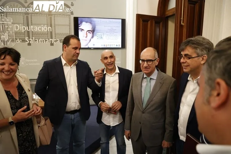 El presidente de la Diputación de Salamanca, Javier Iglesias, y el pintor, Florencio Maíllo, presentan la exposición 'Federico García Lorca. Salamanca'. Foto: David Sañudo