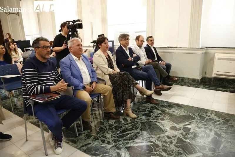 El presidente de la Diputación de Salamanca, Javier Iglesias, y el pintor, Florencio Maíllo, presentan la exposición 'Federico García Lorca. Salamanca'. Foto: David Sañudo