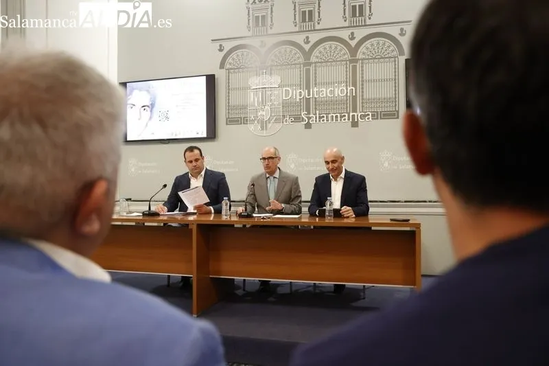 El presidente de la Diputación de Salamanca, Javier Iglesias, y el pintor, Florencio Maíllo, presentan la exposición 'Federico García Lorca. Salamanca'. Foto: David Sañudo