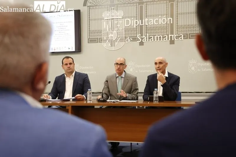 El presidente de la Diputación de Salamanca, Javier Iglesias, y el pintor, Florencio Maíllo, presentan la exposición 'Federico García Lorca. Salamanca'. Foto: David Sañudo