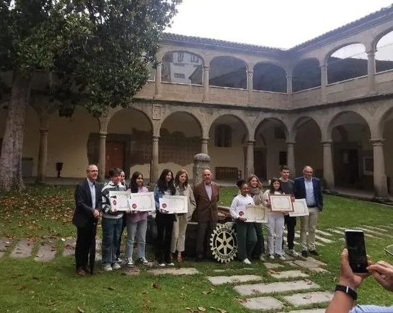 Foto 4 - El Rotary Club de B&eacute;jar entrega el premio 'Protagonistas del ma&ntilde;ana' a Paola S&aacute;nchez S&aacute;nchez