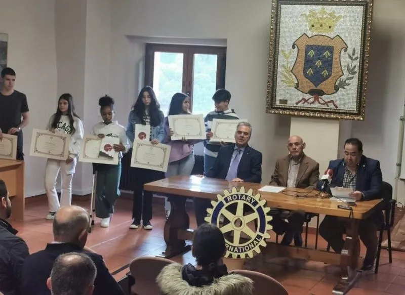 Foto 2 - El Rotary Club de B&eacute;jar entrega el premio 'Protagonistas del ma&ntilde;ana' a Paola S&aacute;nchez S&aacute;nchez