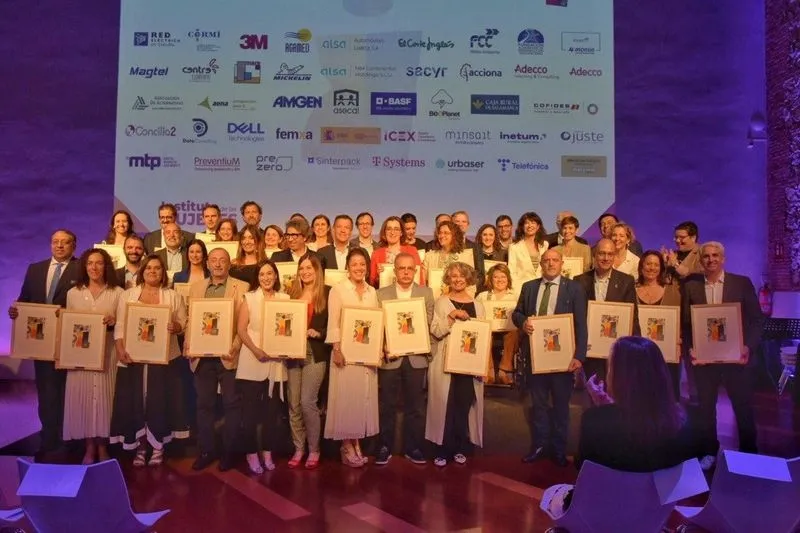 La ministra de Igualdad,  Ana Redondo, junto a los premiados en el acto de entrega del Distintivo de Igualdad en la Empresa