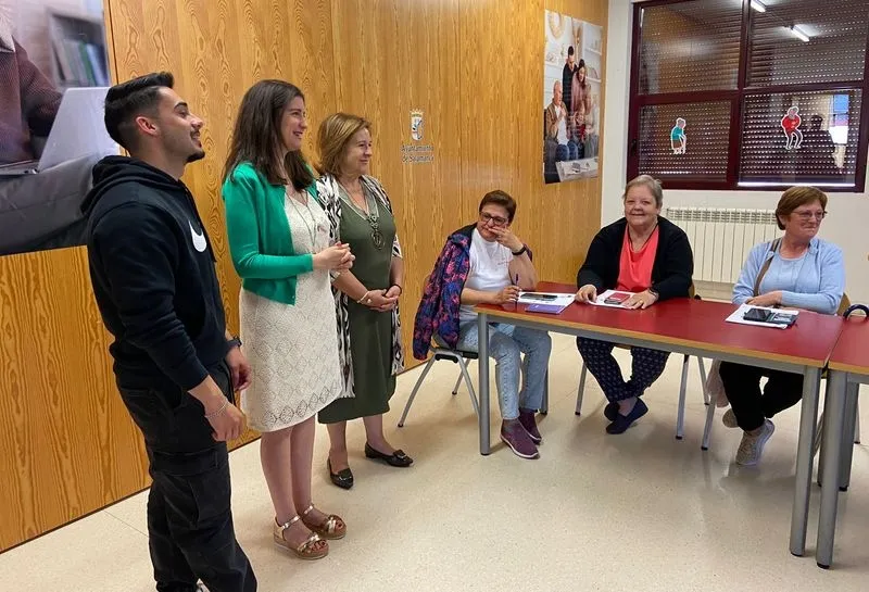 La concejala de Familia e Igualdad de Oportunidades, Miryam Rodríguez, junto a la concejala de Mayores, Isabel Macías, visitan a usuarias del programa ‘Tejiendo redes: creando historia’