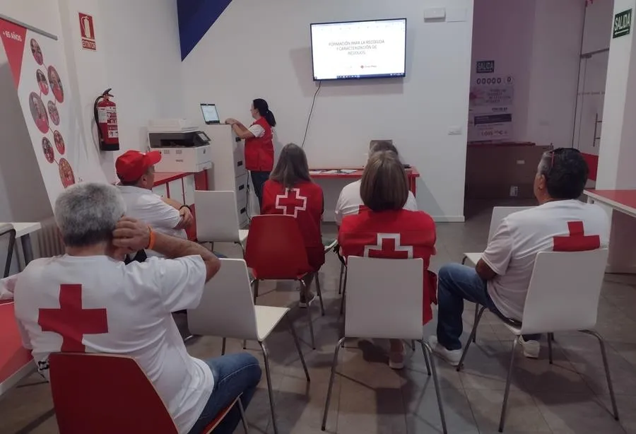 Foto 6 - Voluntarios de Cruz Roja recogen cerca de 3 kilos de residuos en la zona de El Vado