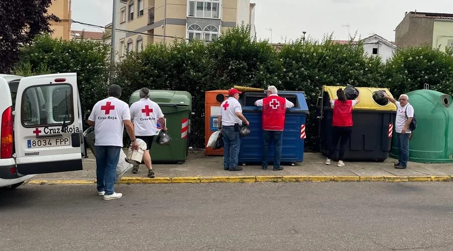 Foto 5 - Voluntarios de Cruz Roja recogen cerca de 3 kilos de residuos en la zona de El Vado