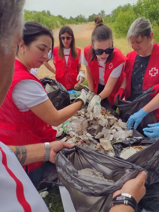 Foto 4 - Voluntarios de Cruz Roja recogen cerca de 3 kilos de residuos en la zona de El Vado