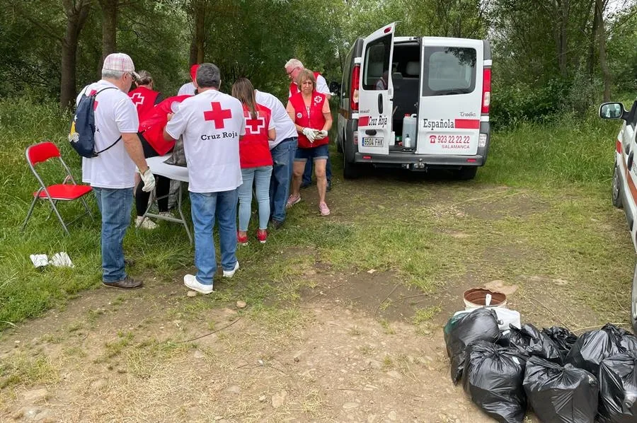 Foto 3 - Voluntarios de Cruz Roja recogen cerca de 3 kilos de residuos en la zona de El Vado