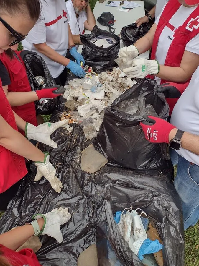 Foto 2 - Voluntarios de Cruz Roja recogen cerca de 3 kilos de residuos en la zona de El Vado