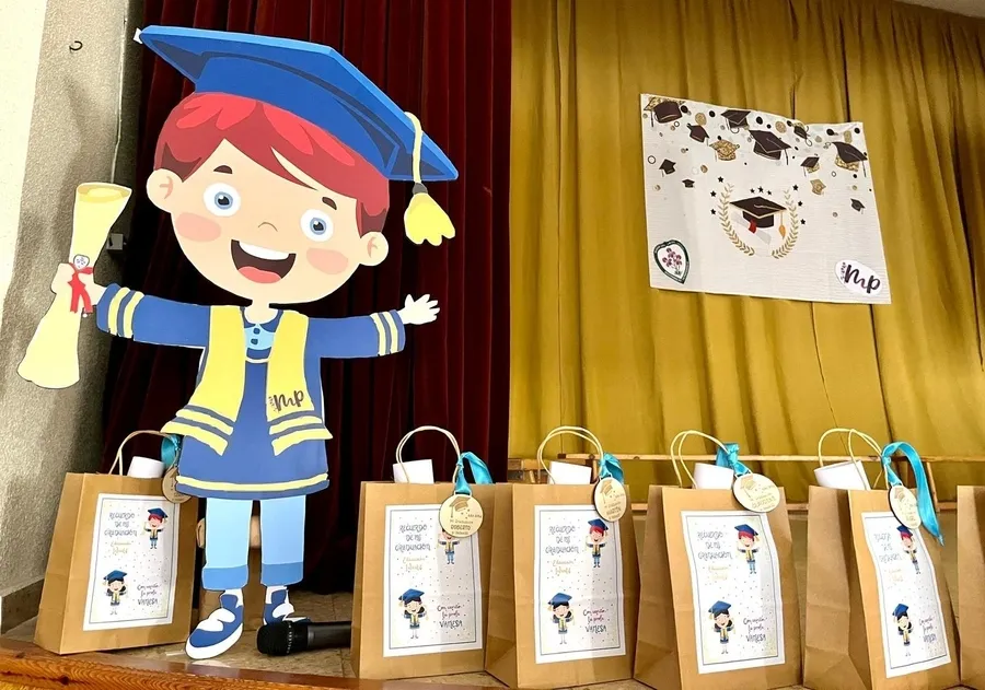 Foto 2 - La clase de 3&ordm; de Infantil de Misioneras-Santa Teresa festeja por todo lo alto su paso a Primaria