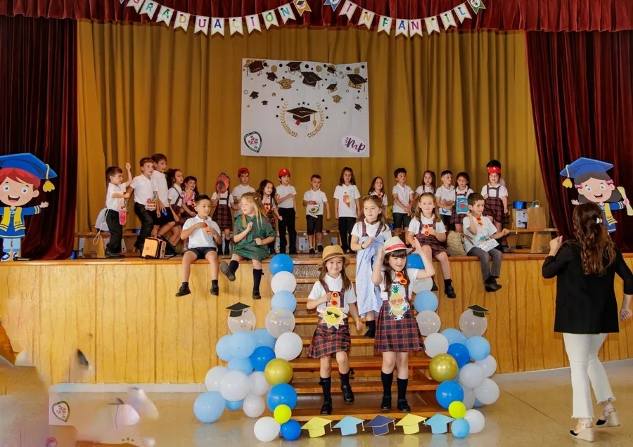 Foto 3 - La clase de 3&ordm; de Infantil de Misioneras-Santa Teresa festeja por todo lo alto su paso a Primaria