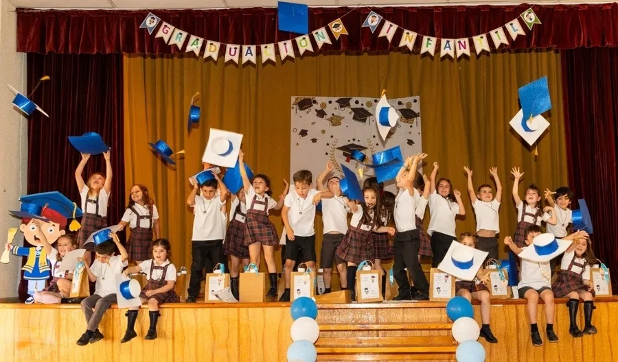 Foto 4 - La clase de 3&ordm; de Infantil de Misioneras-Santa Teresa festeja por todo lo alto su paso a Primaria