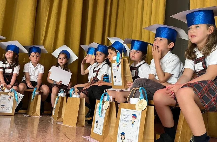 Foto 7 - La clase de 3&ordm; de Infantil de Misioneras-Santa Teresa festeja por todo lo alto su paso a Primaria