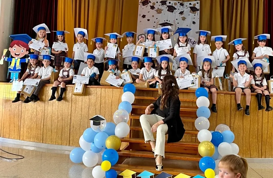 Foto 9 - La clase de 3&ordm; de Infantil de Misioneras-Santa Teresa festeja por todo lo alto su paso a Primaria
