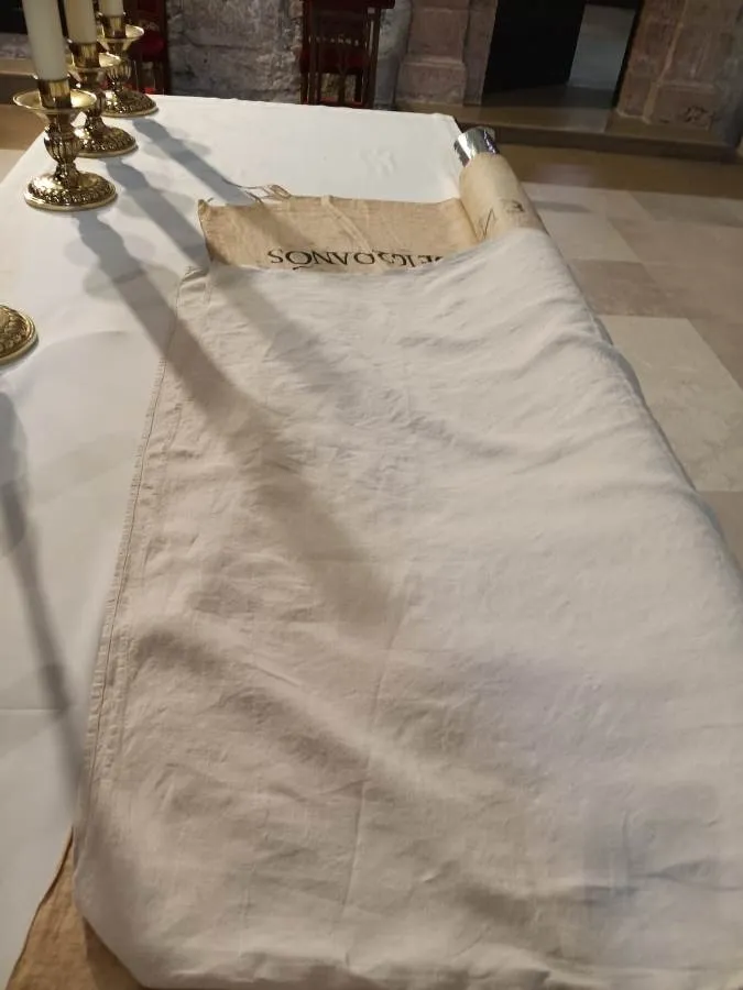 Foto 5 - Santificado por contacto el lienzo de lino con el cual se va a crear una r&eacute;plica de la S&aacute;bana Santa
