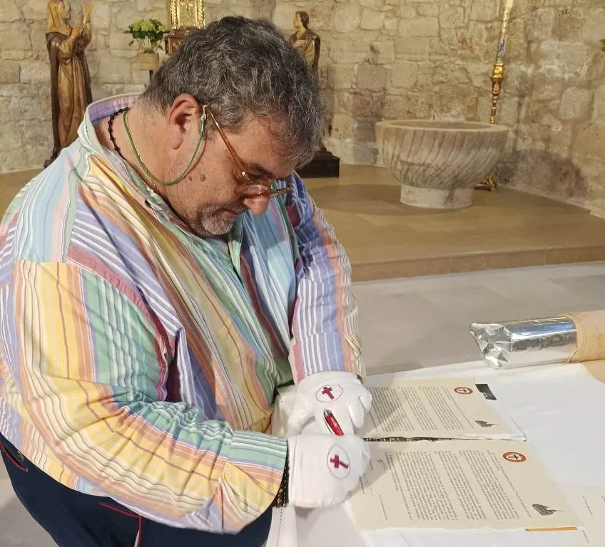 Foto 4 - Santificado por contacto el lienzo de lino con el cual se va a crear una r&eacute;plica de la S&aacute;bana Santa