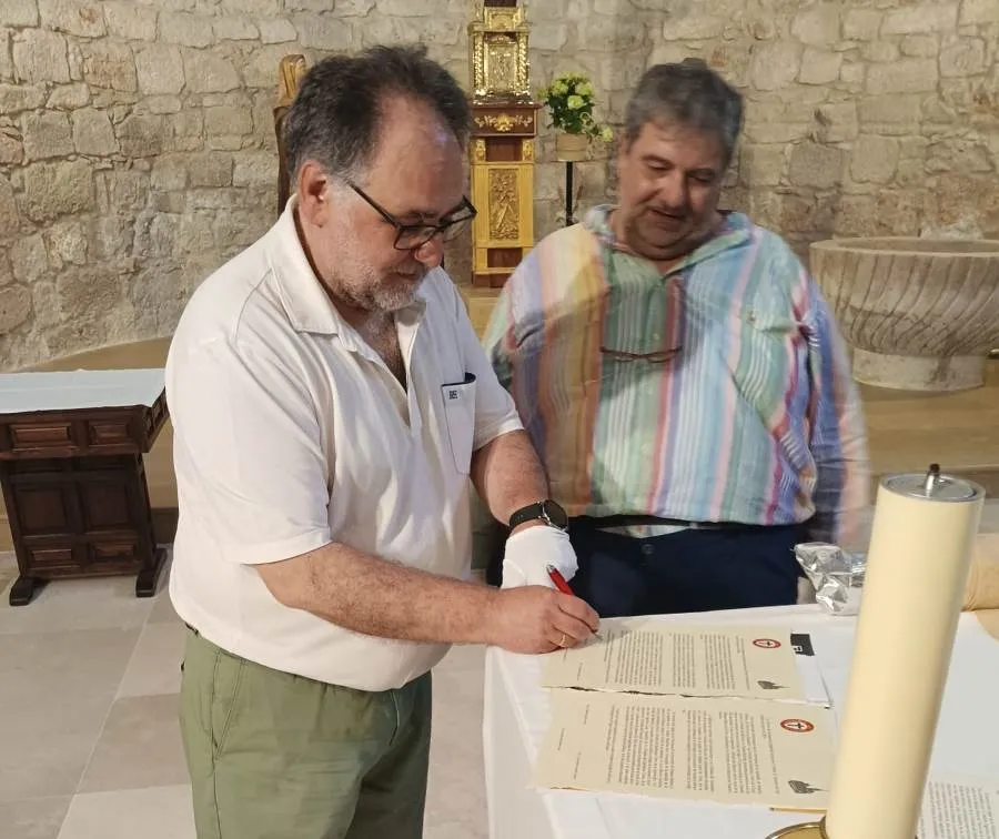 Foto 3 - Santificado por contacto el lienzo de lino con el cual se va a crear una r&eacute;plica de la S&aacute;bana Santa