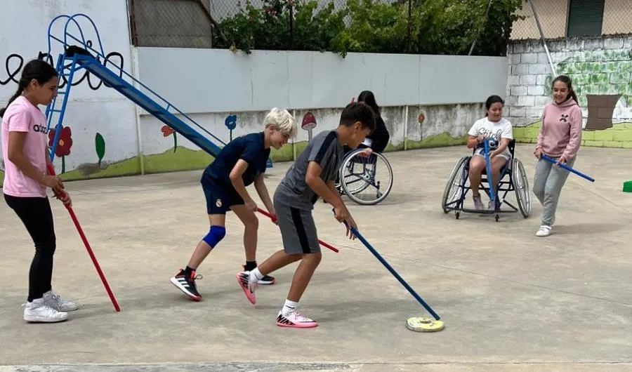 Foto 2 - Alumnos de Misioneras-Santa Teresa practican deportes paral&iacute;mpicos de la mano de AVIVA