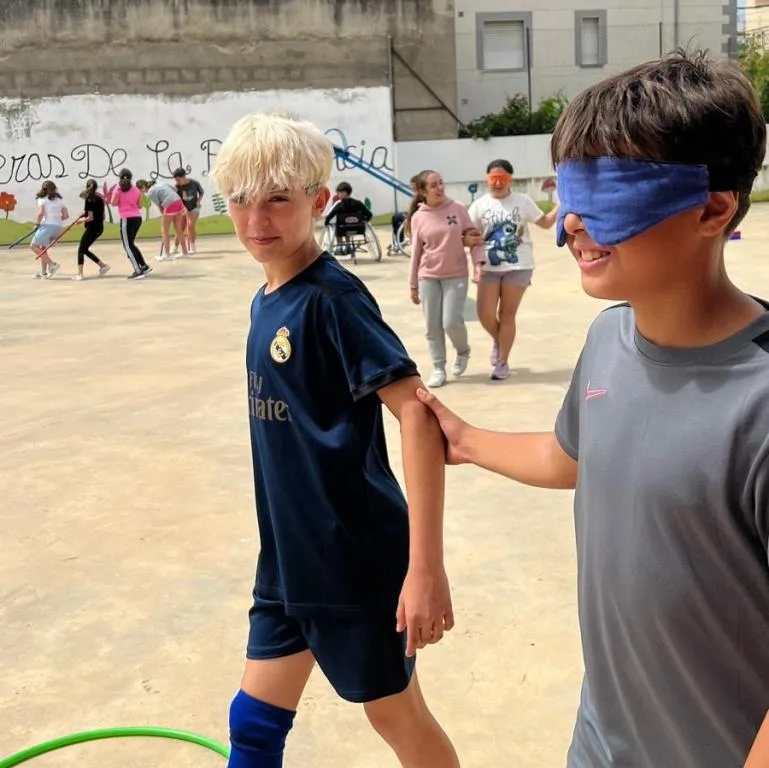 Foto 3 - Alumnos de Misioneras-Santa Teresa practican deportes paral&iacute;mpicos de la mano de AVIVA