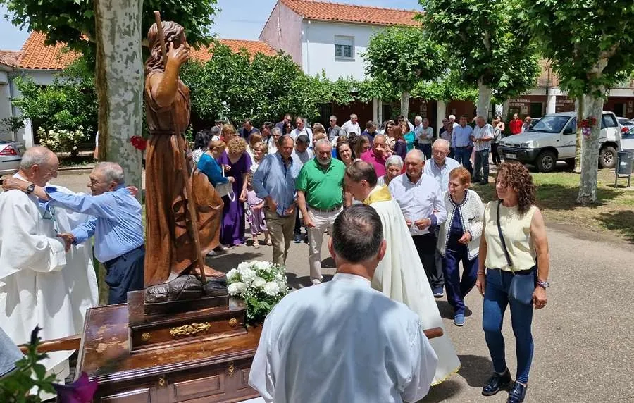 Foto 6 - San Juan Bautista procesiona por Sanjuanejo en una espl&eacute;ndida ma&ntilde;ana