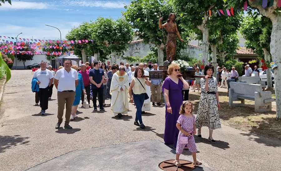 Foto 4 - San Juan Bautista procesiona por Sanjuanejo en una espl&eacute;ndida ma&ntilde;ana