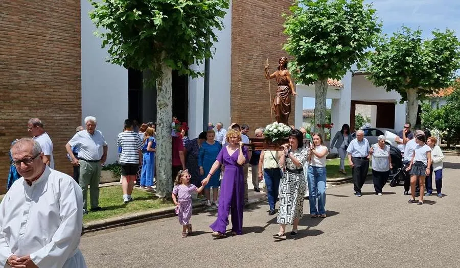 Foto 2 - San Juan Bautista procesiona por Sanjuanejo en una espl&eacute;ndida ma&ntilde;ana