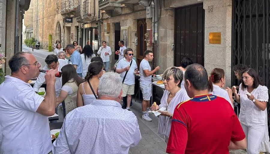 Foto 3 - Vecinos y comerciantes de la calle San Juan celebran la onom&aacute;stica que les da nombre