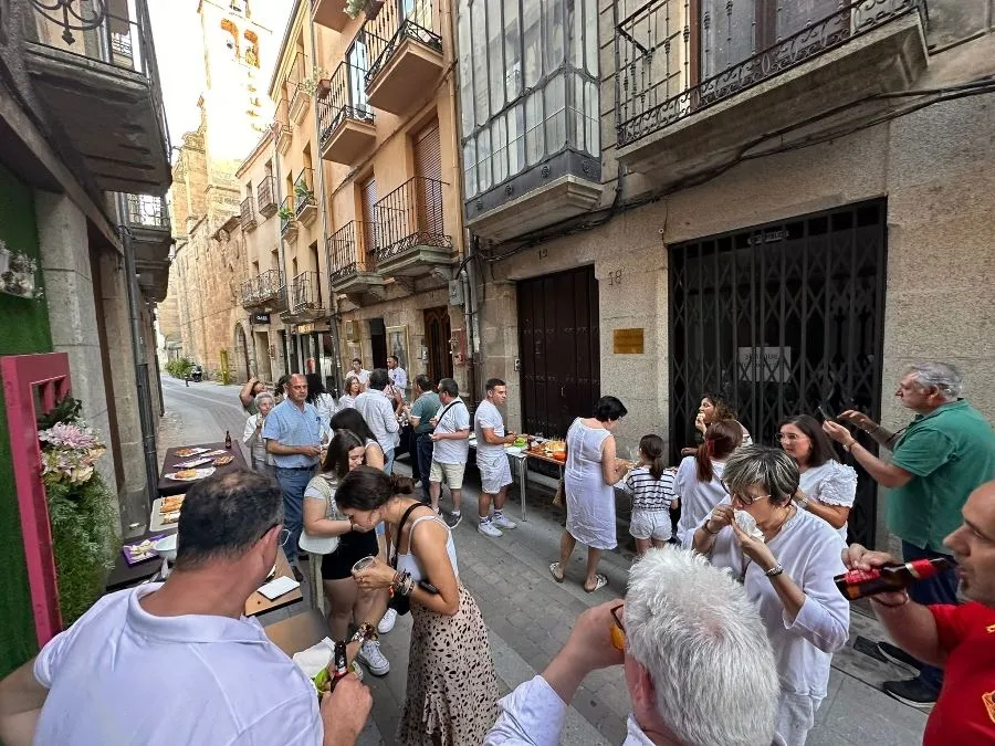 Foto 4 - Vecinos y comerciantes de la calle San Juan celebran la onom&aacute;stica que les da nombre
