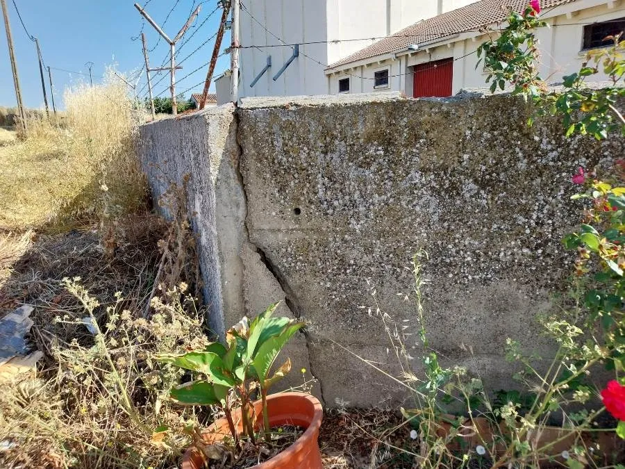 Foto 5 - Vecinos del Barrio de San Isidoro denuncian la dejadez en la zona, en especial en la parcela-almac&eacute;n