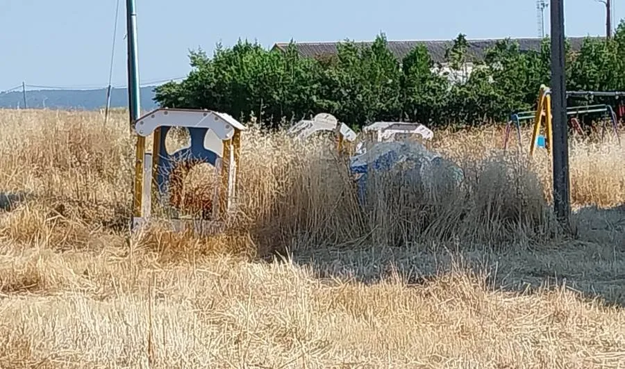 Foto 7 - Vecinos del Barrio de San Isidoro denuncian la dejadez en la zona, en especial en la parcela-almac&eacute;n