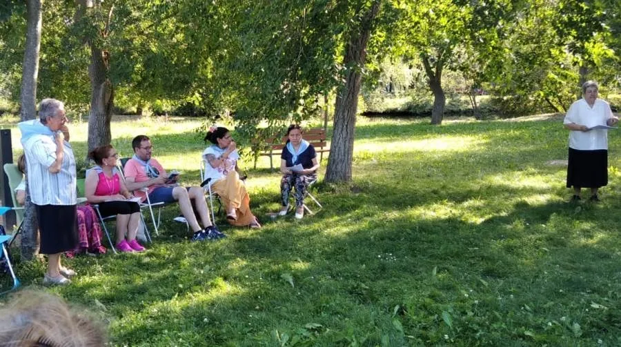 Foto 2 - La Asociaci&oacute;n de la Medalla Milagrosa cierra el curso con una convivencia a orillas del r&iacute;o