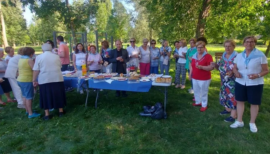 Foto 5 - La Asociaci&oacute;n de la Medalla Milagrosa cierra el curso con una convivencia a orillas del r&iacute;o