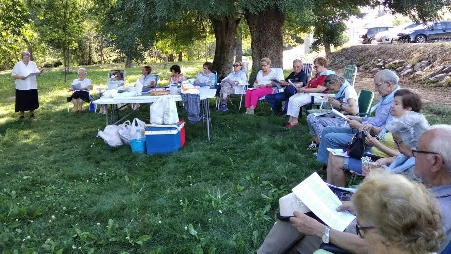 Foto 8 - La Asociaci&oacute;n de la Medalla Milagrosa cierra el curso con una convivencia a orillas del r&iacute;o