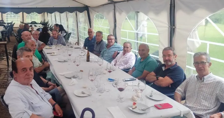 Foto 3 - Los jubilados de Enusa desaf&iacute;an a la tormenta para celebrar su comida de verano