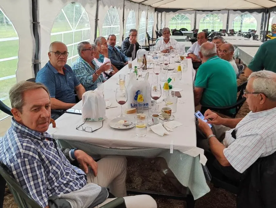 Foto 2 - Los jubilados de Enusa desaf&iacute;an a la tormenta para celebrar su comida de verano