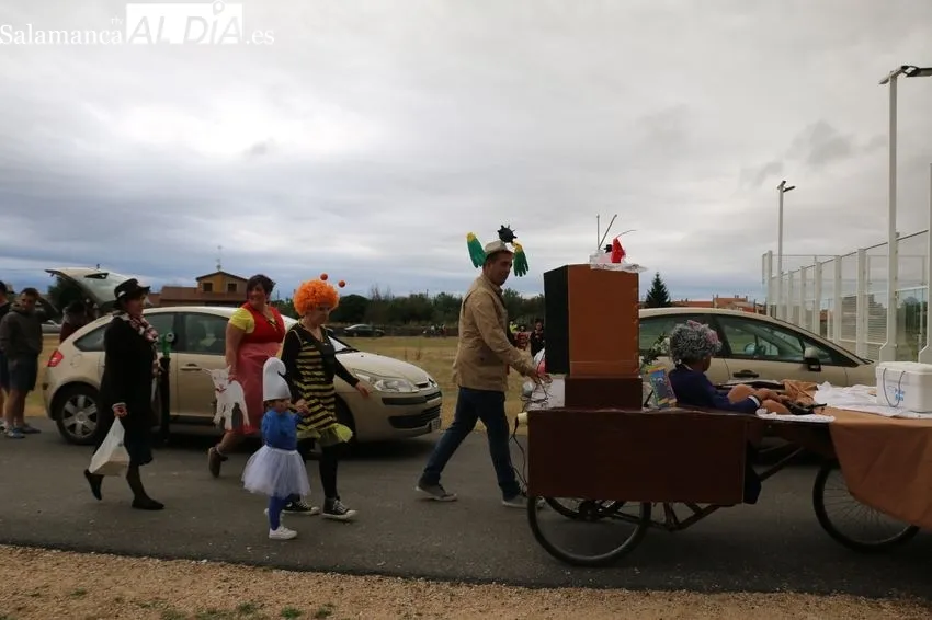 Desfile de coches locos en Villar de Peralonso / CORRAL 