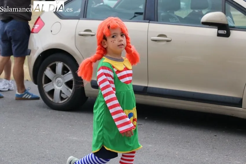 Desfile de coches locos en Villar de Peralonso / CORRAL 
